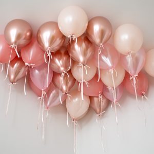 Rose Gold Chrome – stropna dekoracija s 25 helijevimi baloni
