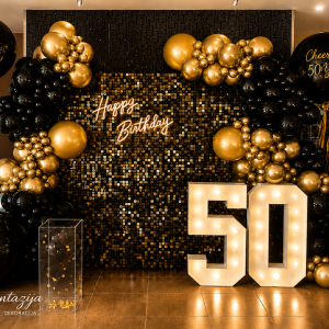 Luksuzna 50. rojstnodnevna dekoracija – Black & Gold izvedba